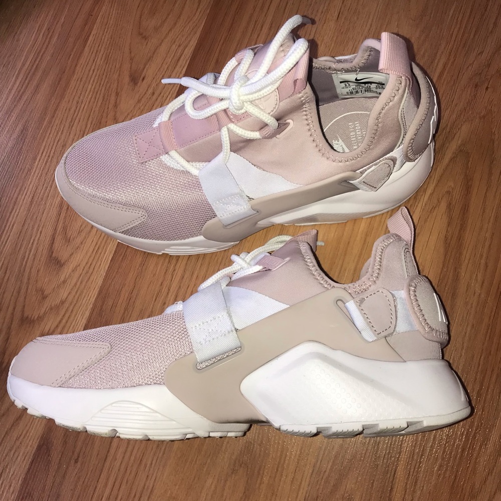 RARE NIKE AIR HUARACHE SNEAKERS